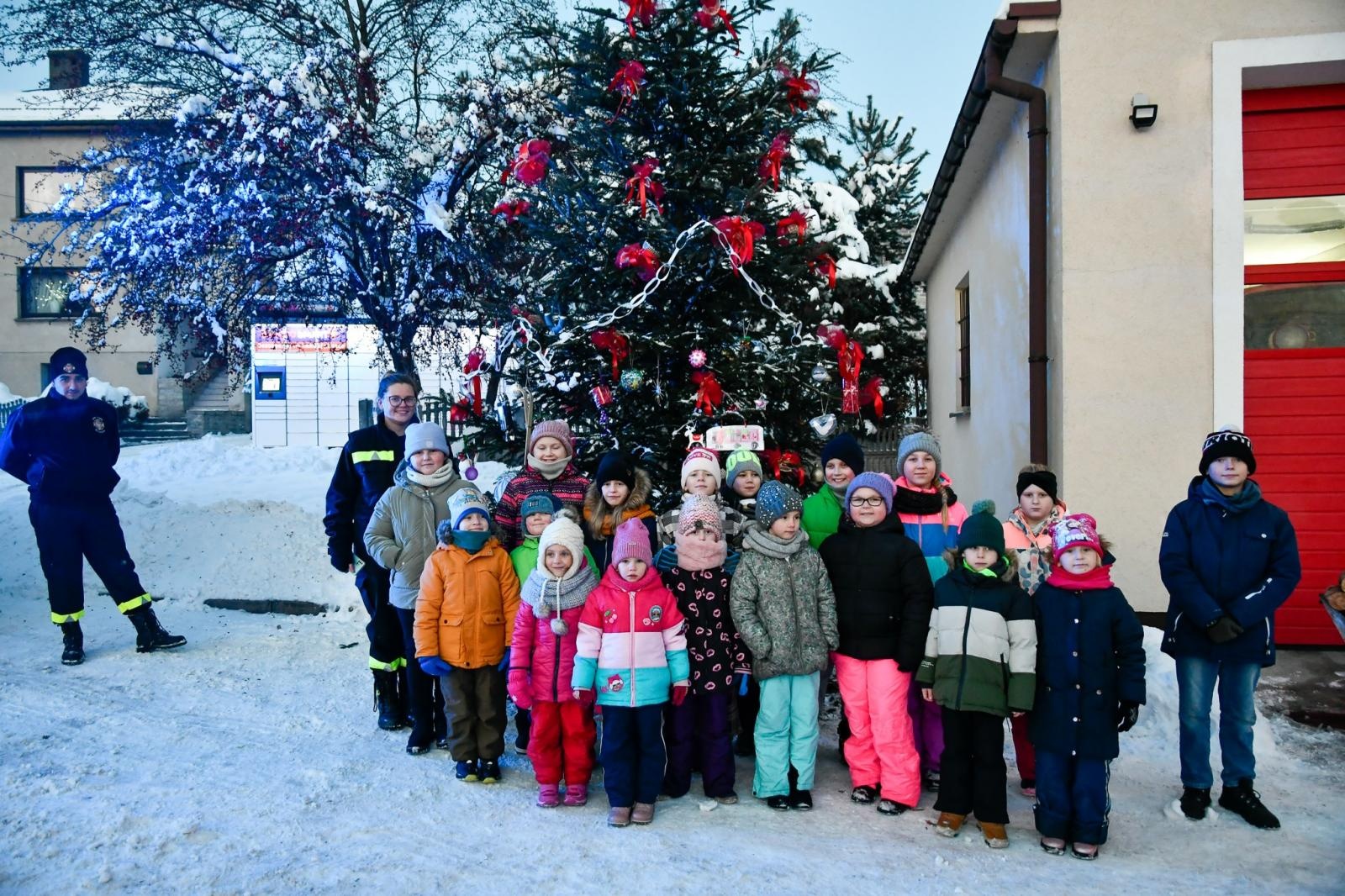 Zdjęcie w galerii na portalu naszraciborz.pl: Świątecznie i rodzinnie przy bojanowskiej remizie wiadomości z regionu
