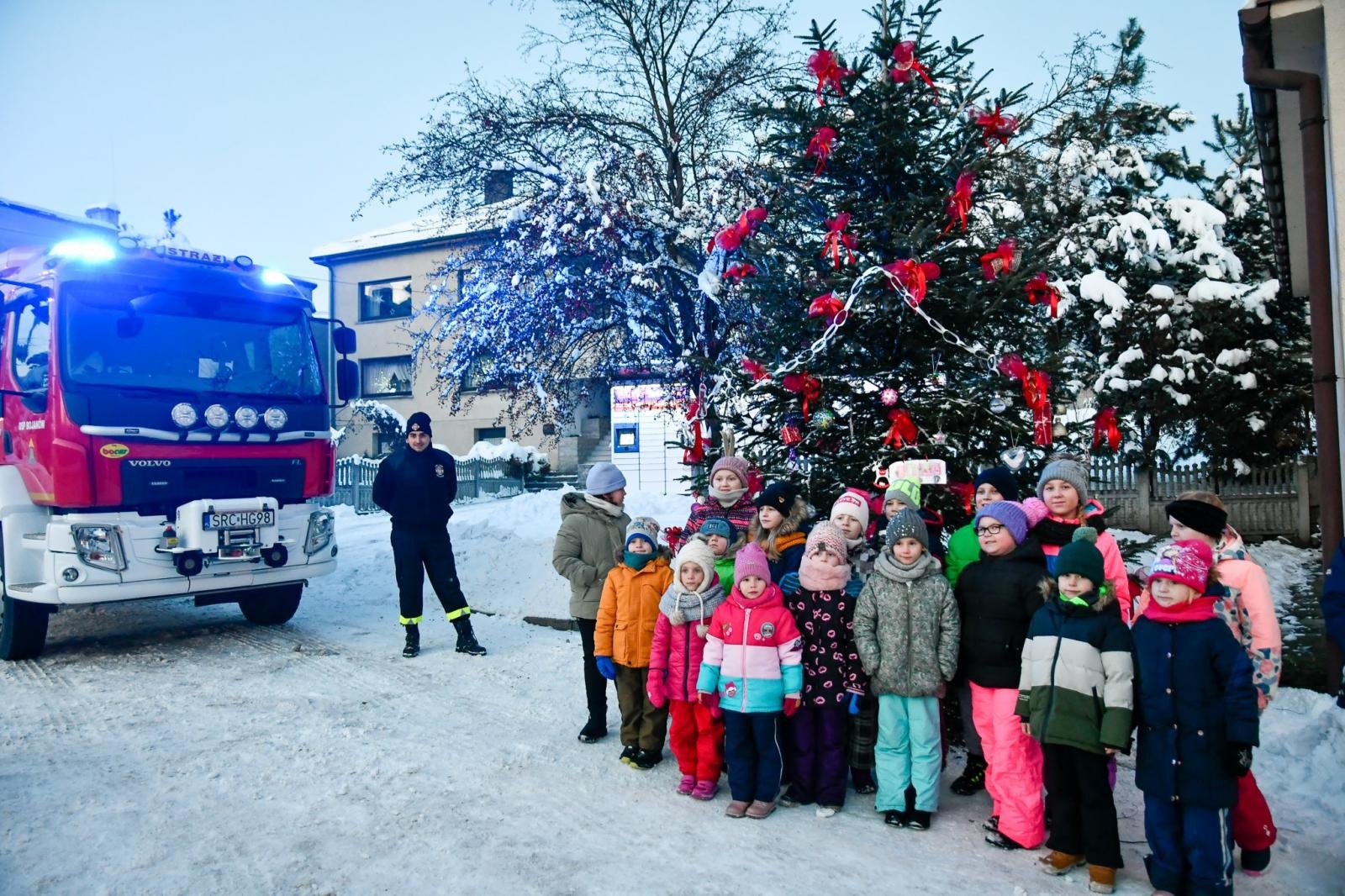 Zdjęcie w galerii na portalu naszraciborz.pl: Świątecznie i rodzinnie przy bojanowskiej remizie wiadomości z regionu