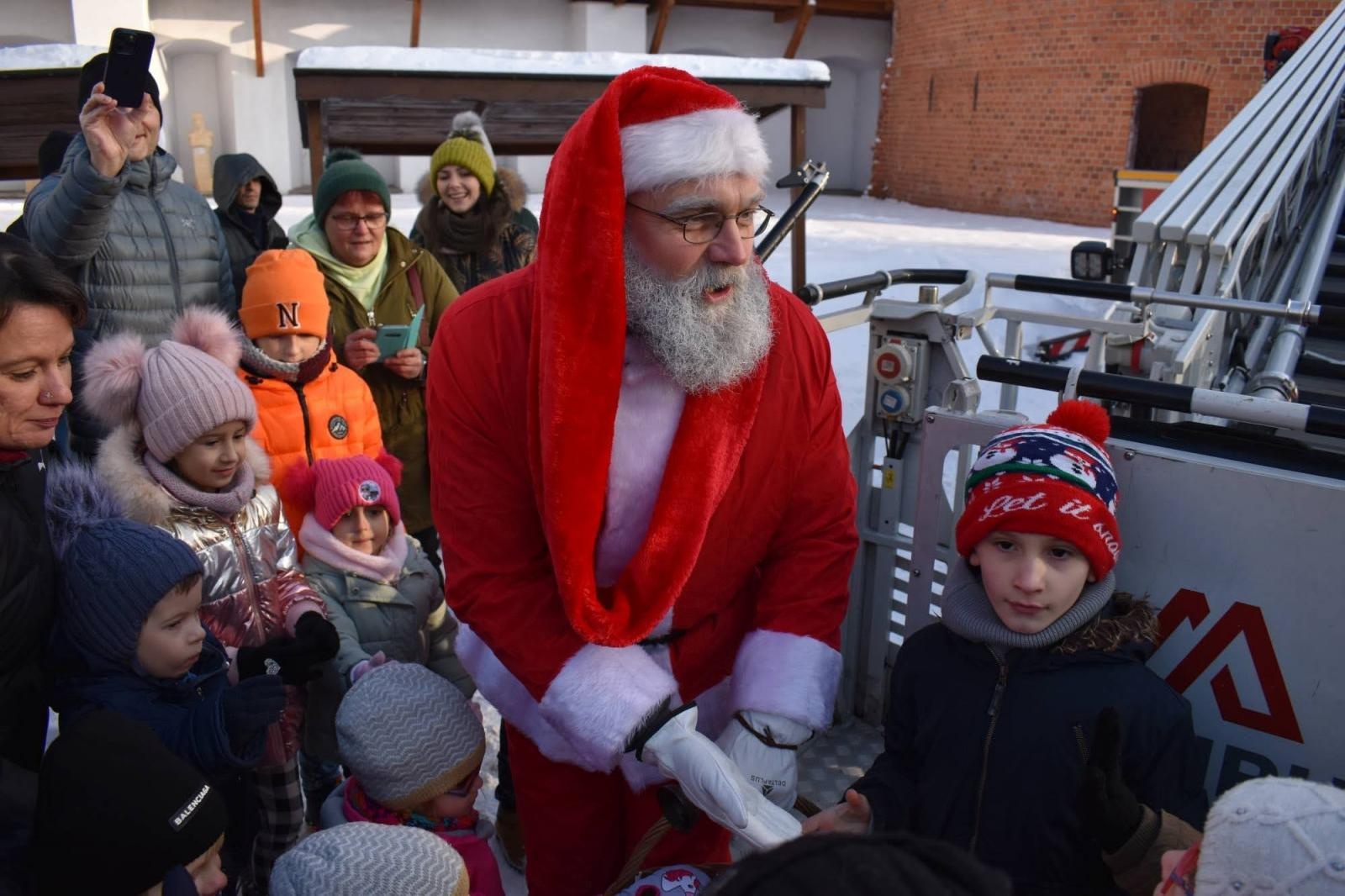 Zdjęcie w galerii na portalu naszraciborz.pl: Mikołaj zszedł z drabiny. Zamkowy jarmark za nami [FOTO i WIDEO] wiadomości z regionu