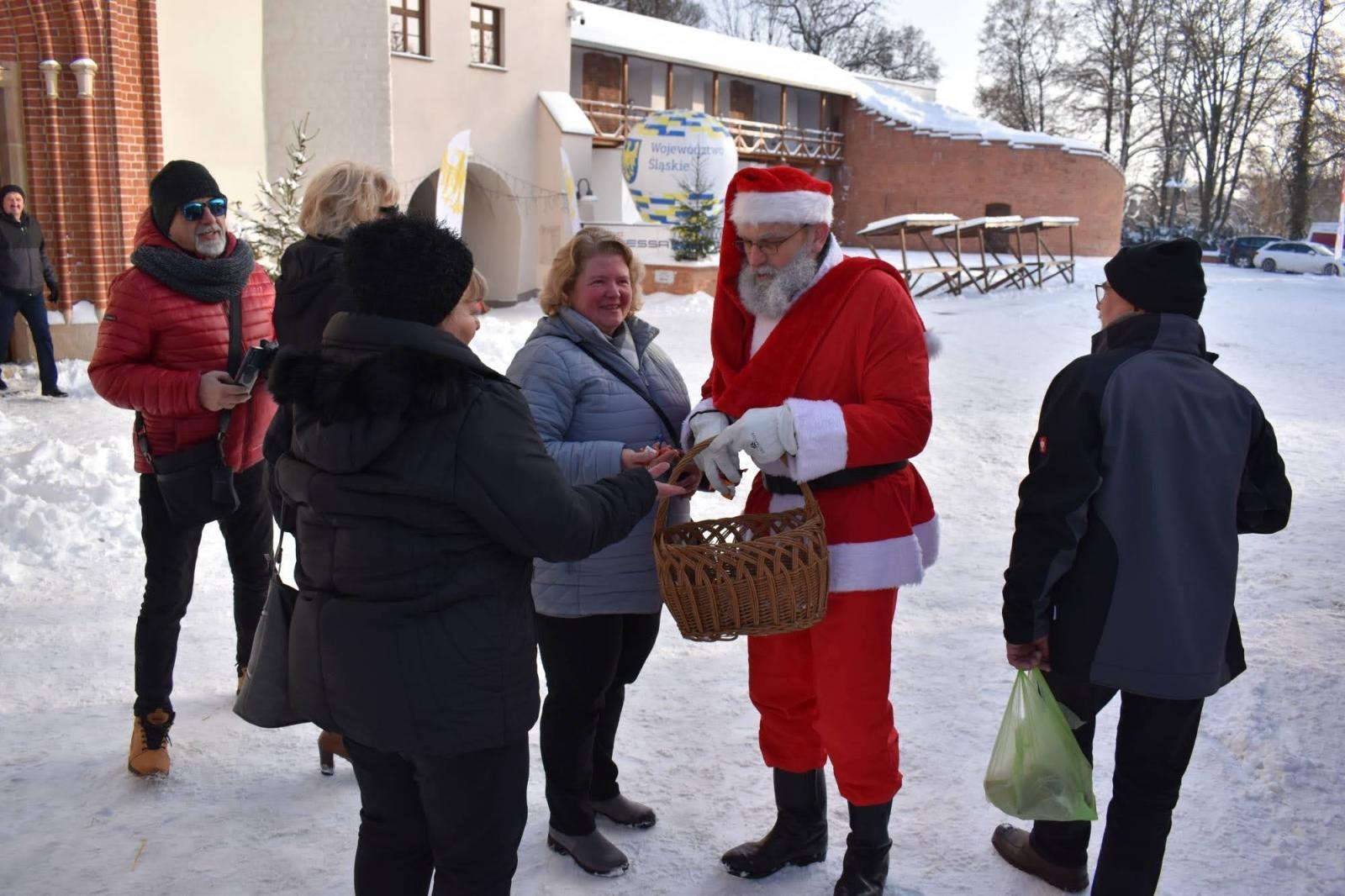 Zdjęcie w galerii na portalu naszraciborz.pl: Mikołaj zszedł z drabiny. Zamkowy jarmark za nami [FOTO i WIDEO] wiadomości z regionu