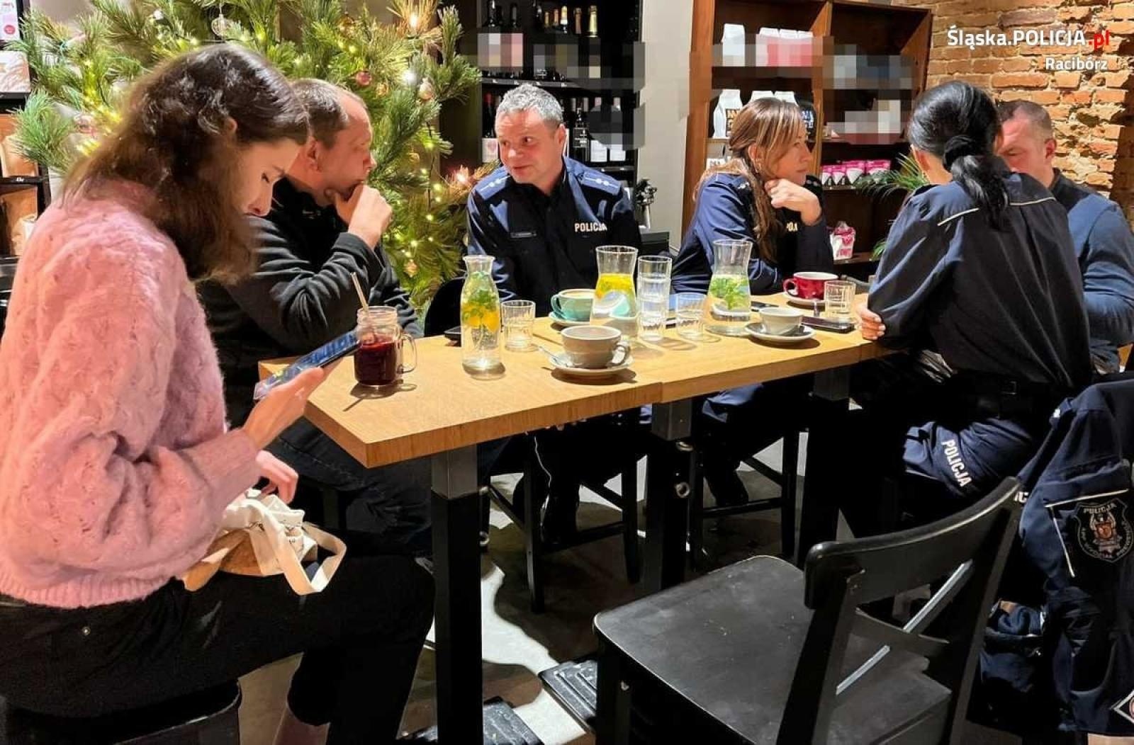 Zdjęcie w galerii na portalu naszraciborz.pl: Coffee with a Cop. Policjanci spotkali się z mieszkańcami w Migawce Cafe wiadomości z regionu