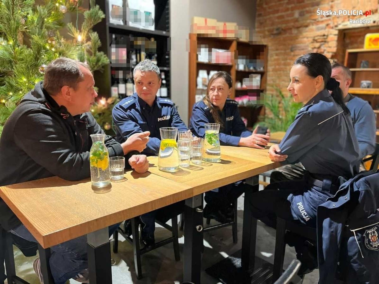 Zdjęcie w galerii na portalu naszraciborz.pl: Coffee with a Cop. Policjanci spotkali się z mieszkańcami w Migawce Cafe wiadomości z regionu