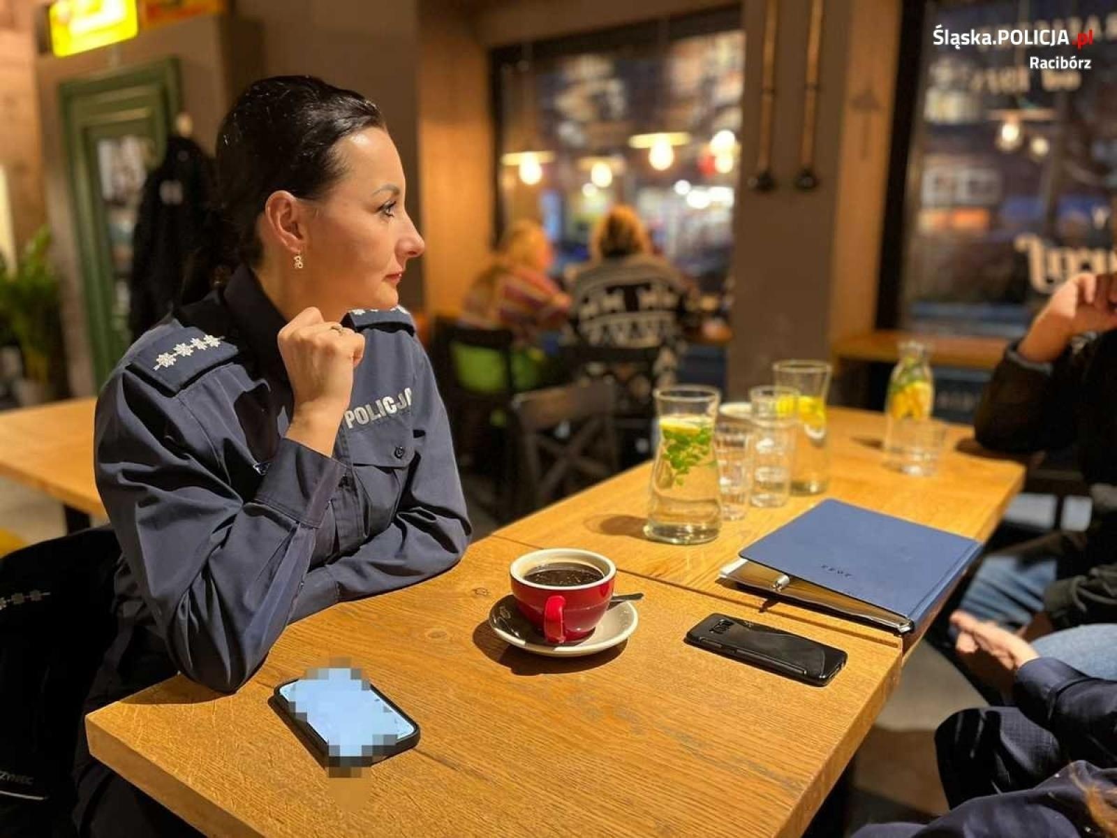 Zdjęcie w galerii na portalu naszraciborz.pl: Coffee with a Cop. Policjanci spotkali się z mieszkańcami w Migawce Cafe wiadomości z regionu