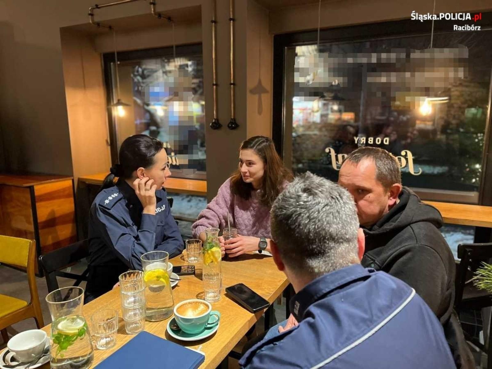 Zdjęcie w galerii na portalu naszraciborz.pl: Coffee with a Cop. Policjanci spotkali się z mieszkańcami w Migawce Cafe wiadomości z regionu