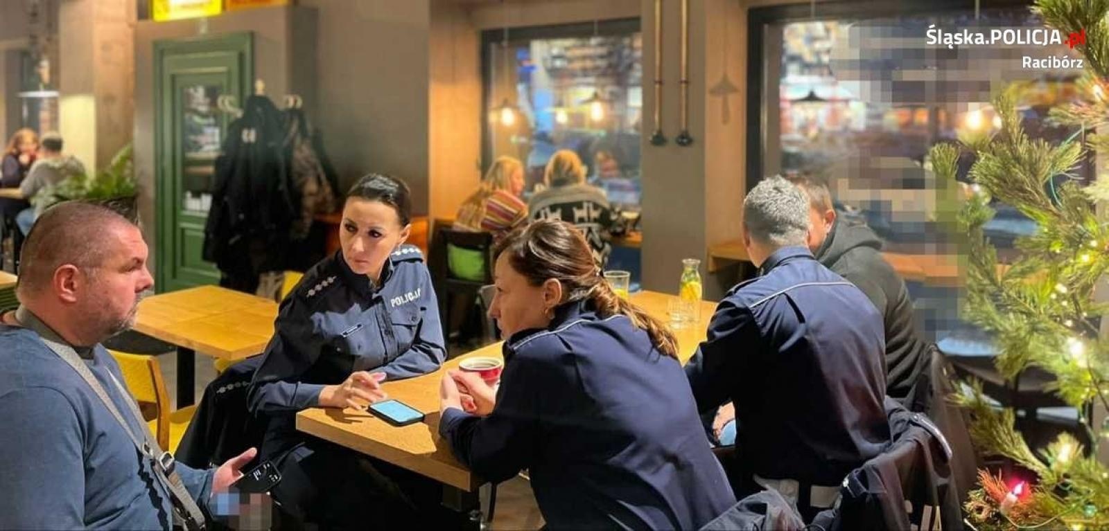 Zdjęcie w galerii na portalu naszraciborz.pl: Coffee with a Cop. Policjanci spotkali się z mieszkańcami w Migawce Cafe wiadomości z regionu