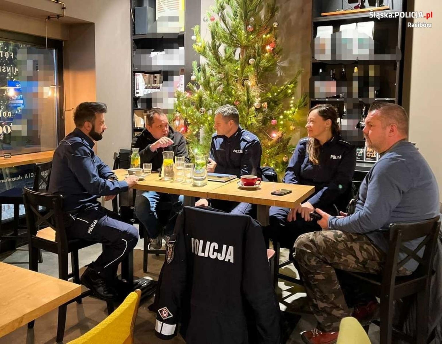 Zdjęcie w galerii na portalu naszraciborz.pl: Coffee with a Cop. Policjanci spotkali się z mieszkańcami w Migawce Cafe wiadomości z regionu