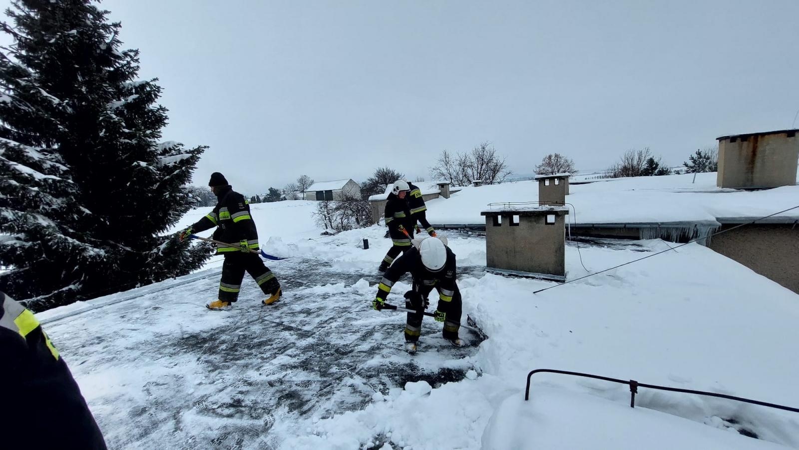 Zdjęcie w galerii na portalu naszraciborz.pl: Raport 998. Groźne sople, karetka w zaspie i zalane przedszkole wiadomości z regionu