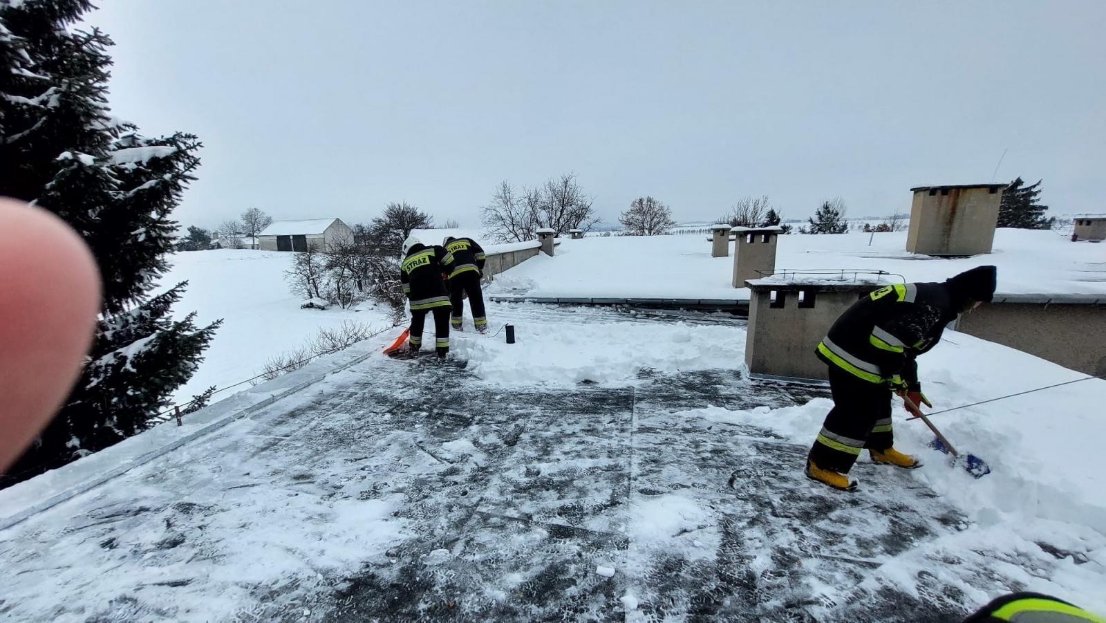 Zdjęcie w galerii na portalu naszraciborz.pl: Raport 998. Groźne sople, karetka w zaspie i zalane przedszkole wiadomości z regionu