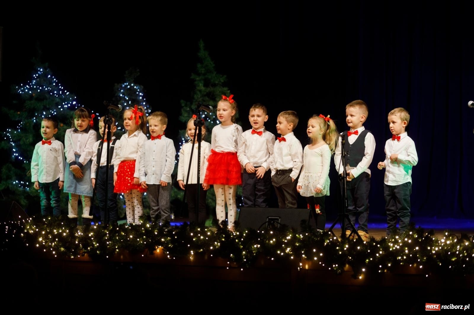 Zdjęcie w galerii na portalu naszraciborz.pl: Przegląd kolęd i piosenek świątecznych w RCK wiadomości z regionu