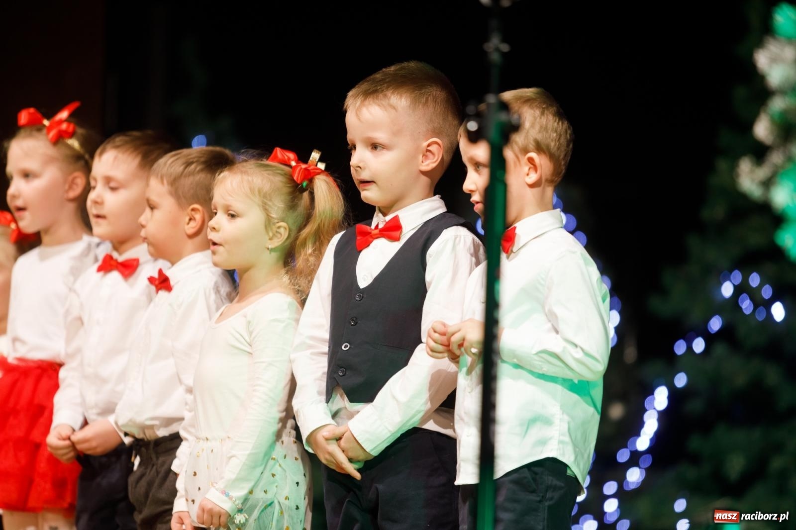Zdjęcie w galerii na portalu naszraciborz.pl: Przegląd kolęd i piosenek świątecznych w RCK wiadomości z regionu