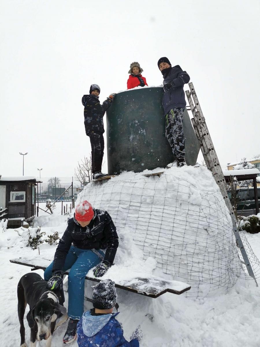 Zdjęcie w galerii na portalu naszraciborz.pl: W Tworkowie stanął bałwan gigant wiadomości z regionu