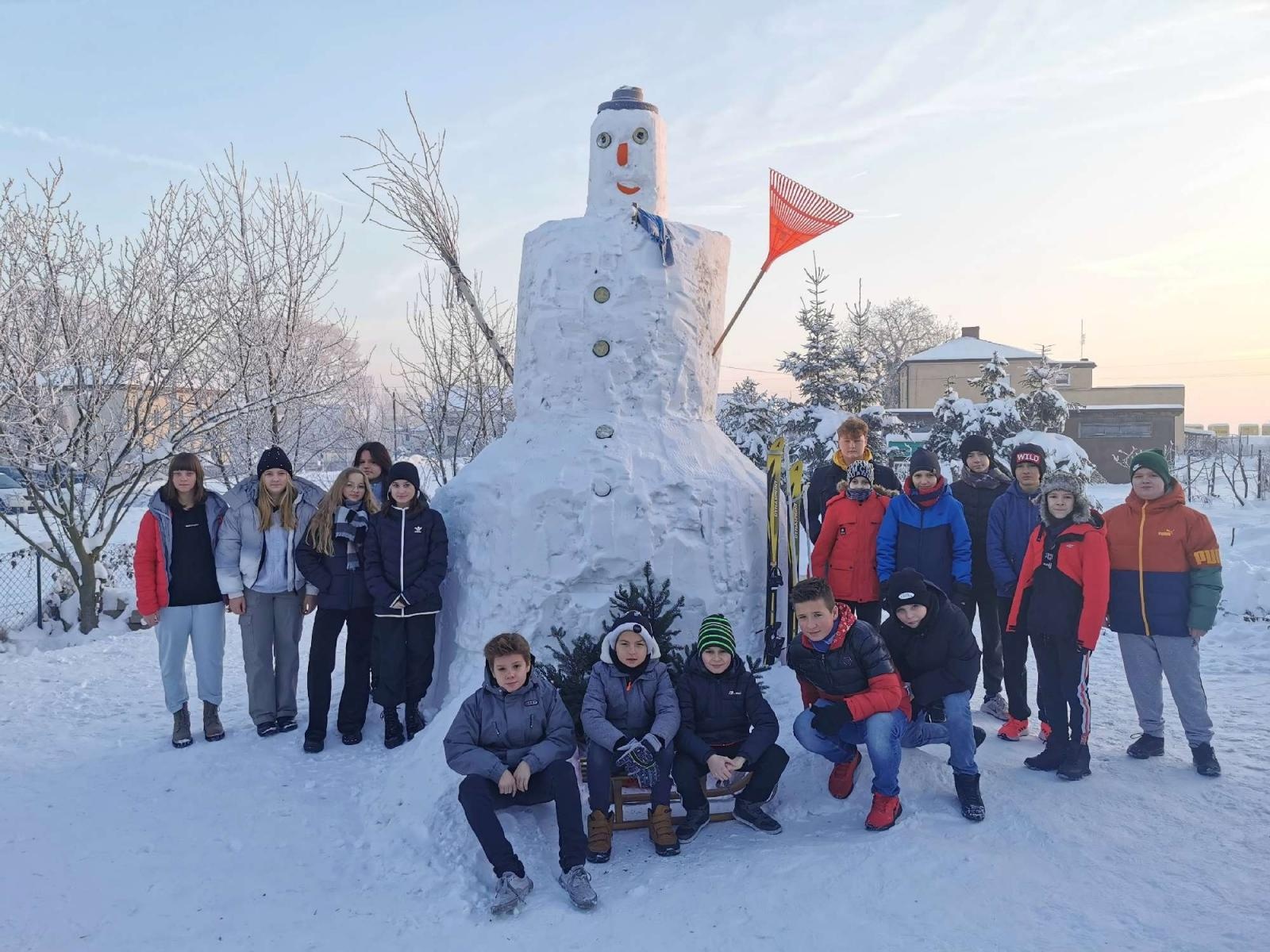 Zdjęcie w galerii na portalu naszraciborz.pl: W Tworkowie stanął bałwan gigant wiadomości z regionu