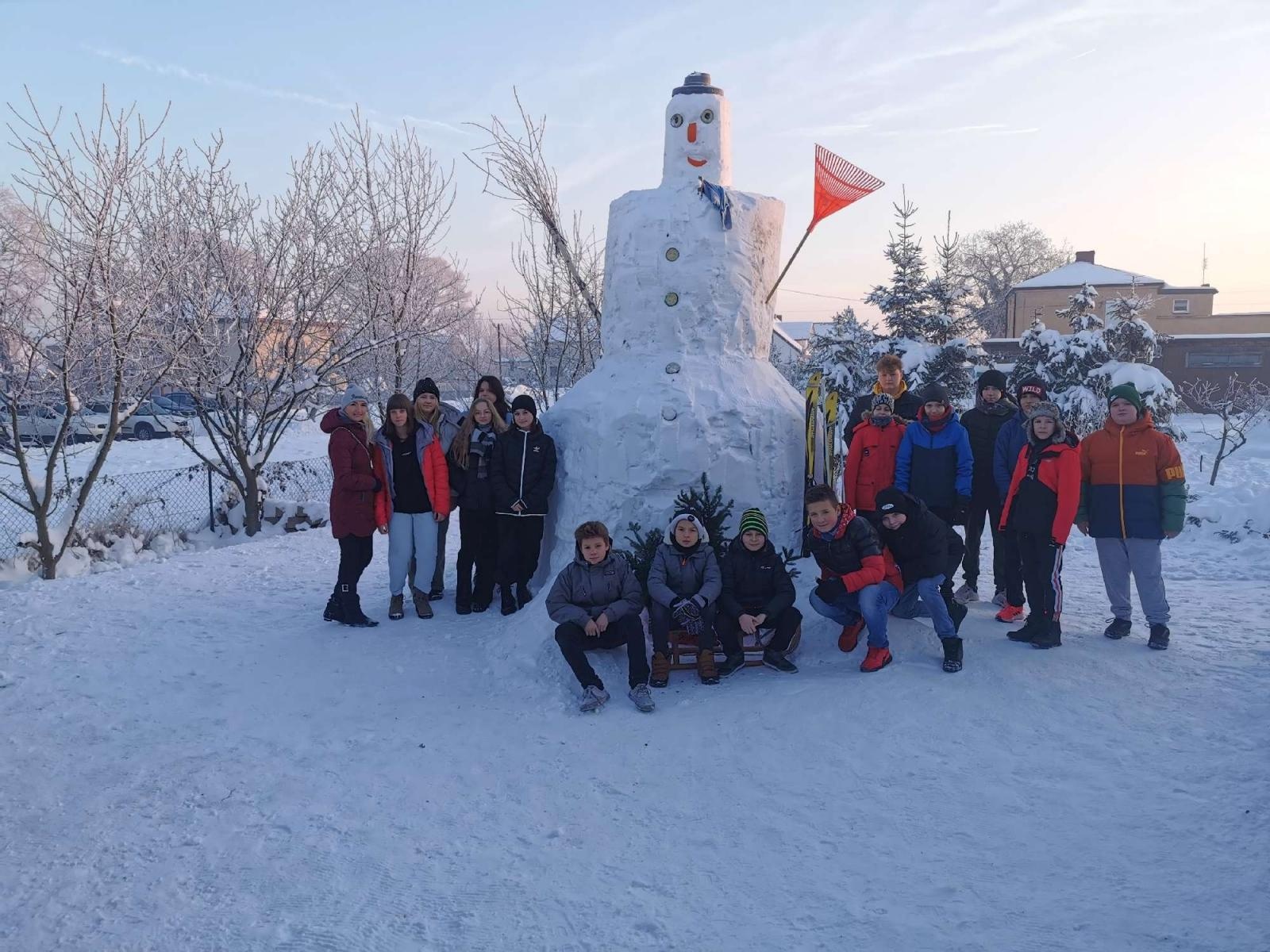 Zdjęcie w galerii na portalu naszraciborz.pl: W Tworkowie stanął bałwan gigant wiadomości z regionu