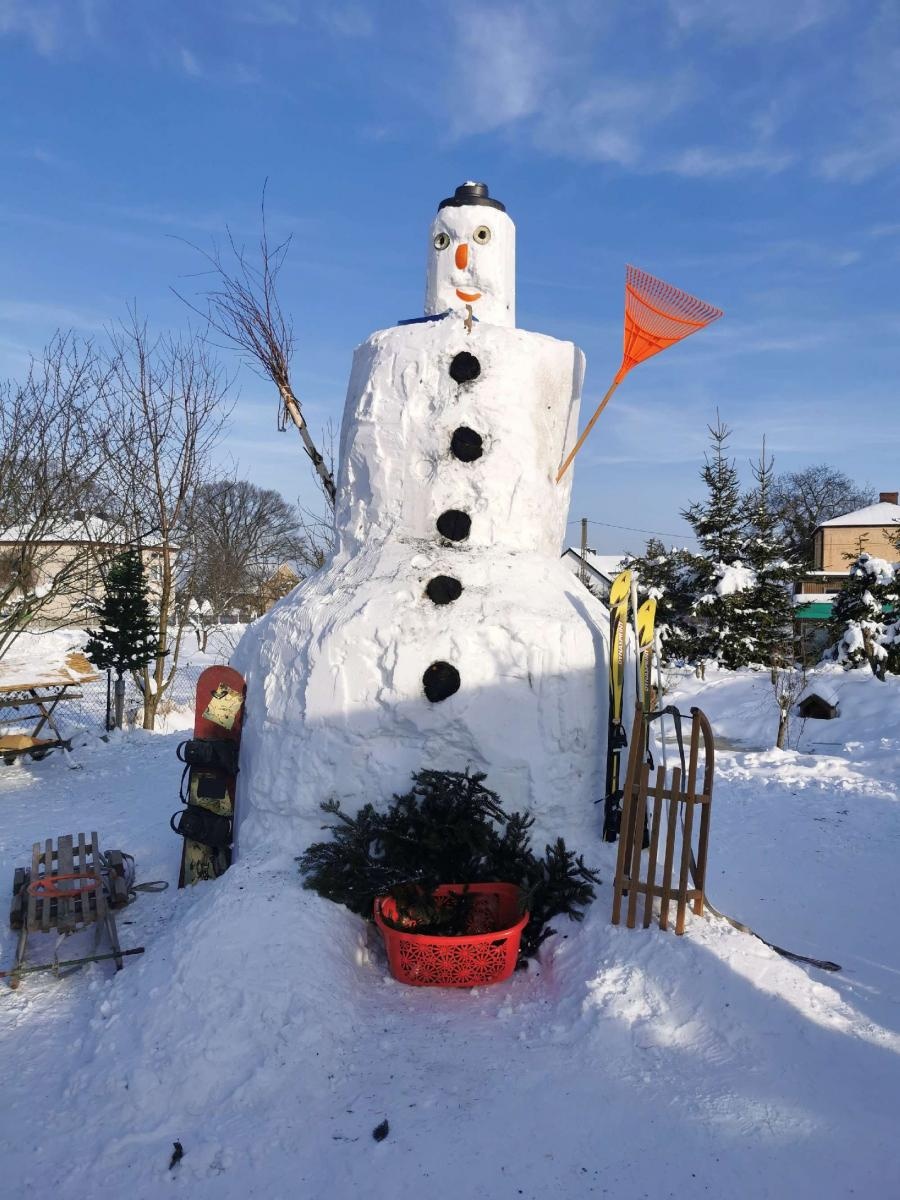 Zdjęcie w galerii na portalu naszraciborz.pl: W Tworkowie stanął bałwan gigant wiadomości z regionu