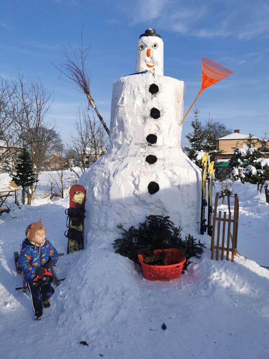Zdjęcie w galerii na portalu naszraciborz.pl: W Tworkowie stanął bałwan gigant wiadomości z regionu