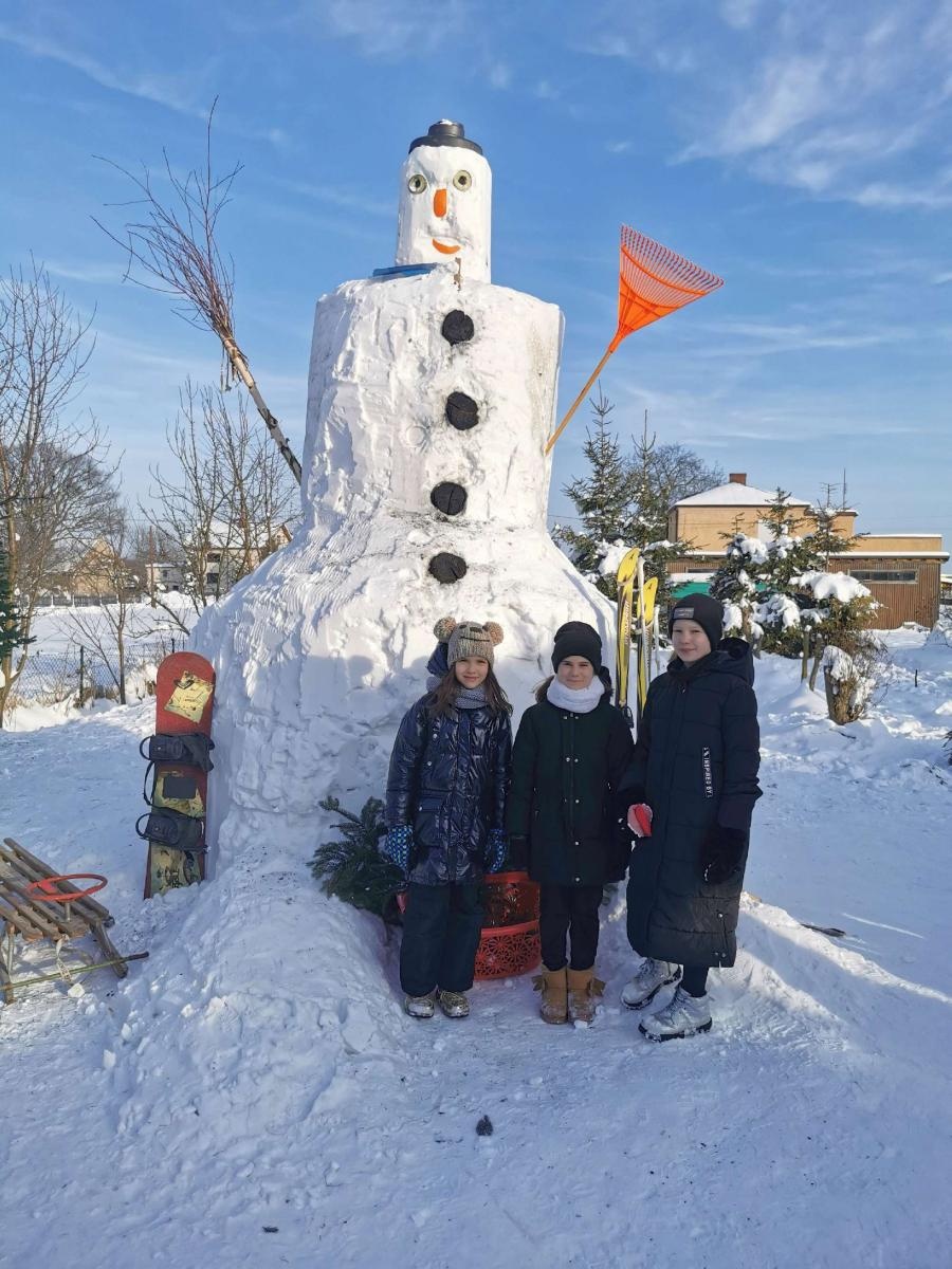 Zdjęcie w galerii na portalu naszraciborz.pl: W Tworkowie stanął bałwan gigant wiadomości z regionu