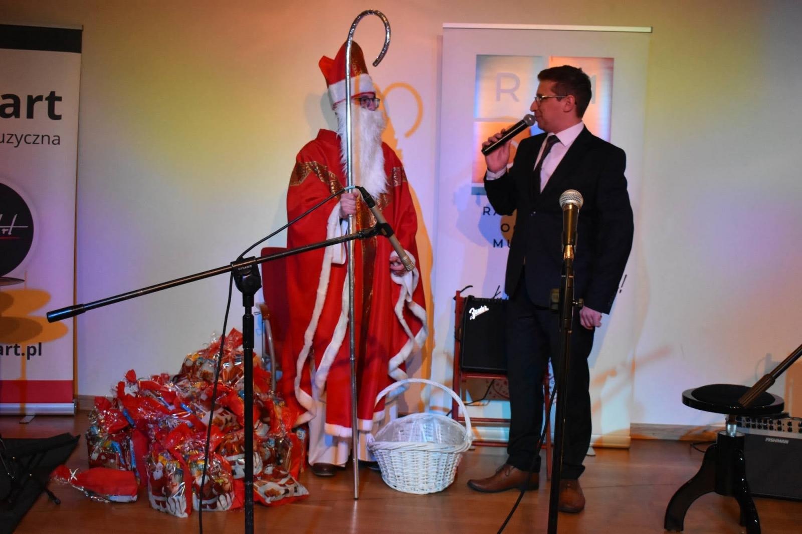 Zdjęcie w galerii na portalu naszraciborz.pl: Świąteczne rytmy zabrzmiały na zamku wiadomości z regionu