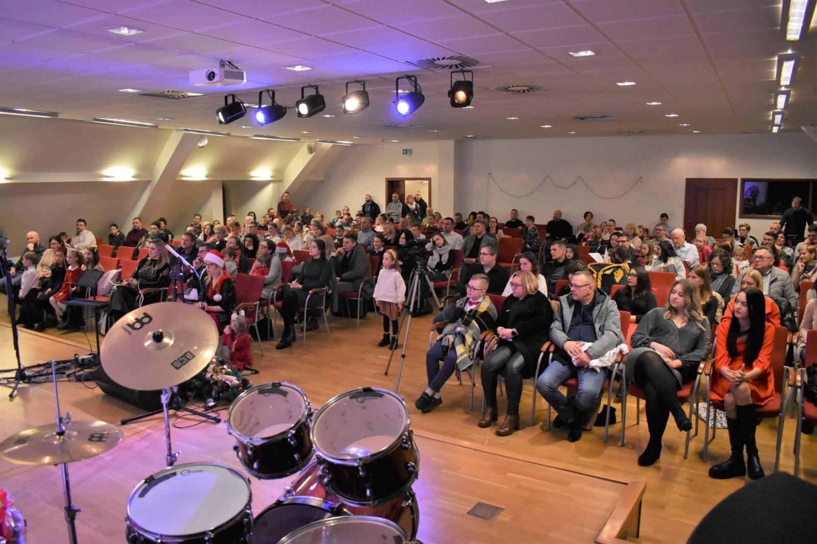 Zdjęcie w galerii na portalu naszraciborz.pl: Świąteczne rytmy zabrzmiały na zamku wiadomości z regionu