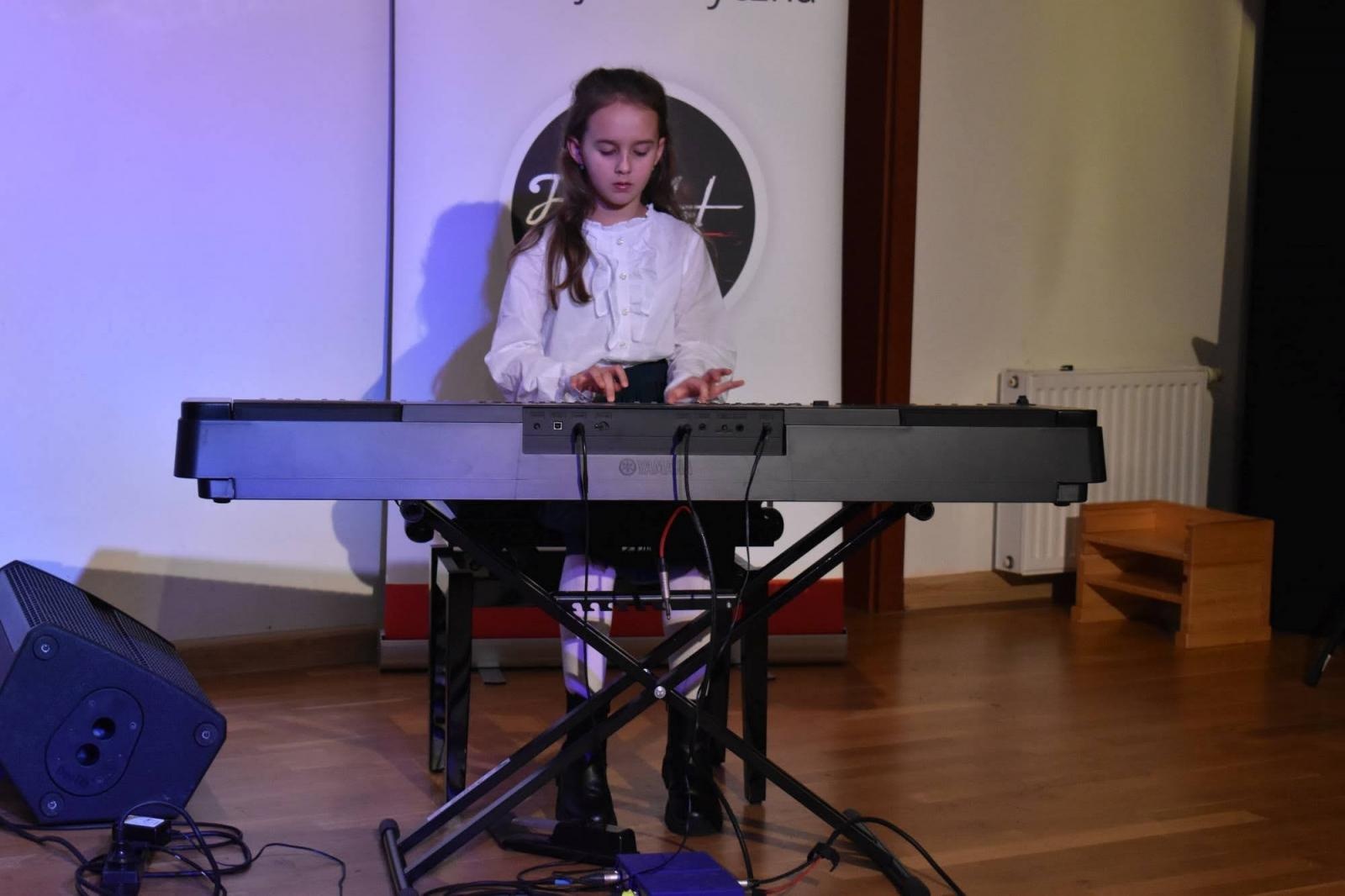 Zdjęcie w galerii na portalu naszraciborz.pl: Świąteczne rytmy zabrzmiały na zamku wiadomości z regionu