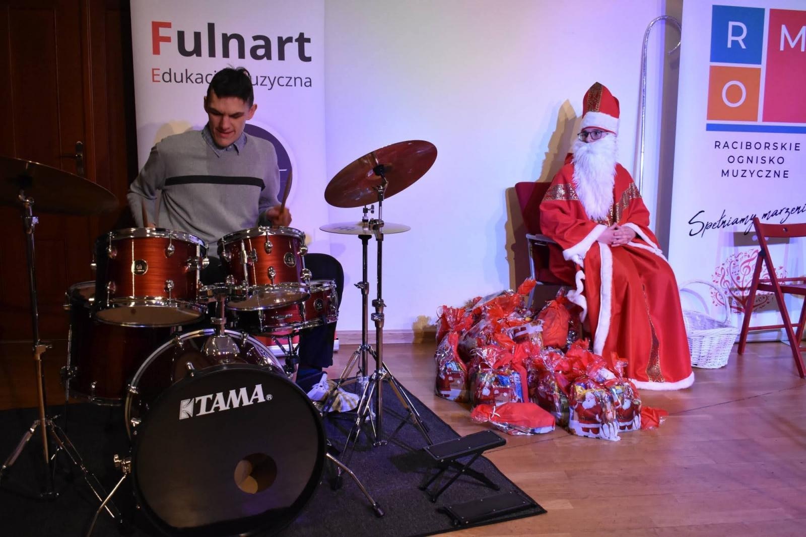 Zdjęcie w galerii na portalu naszraciborz.pl: Świąteczne rytmy zabrzmiały na zamku wiadomości z regionu