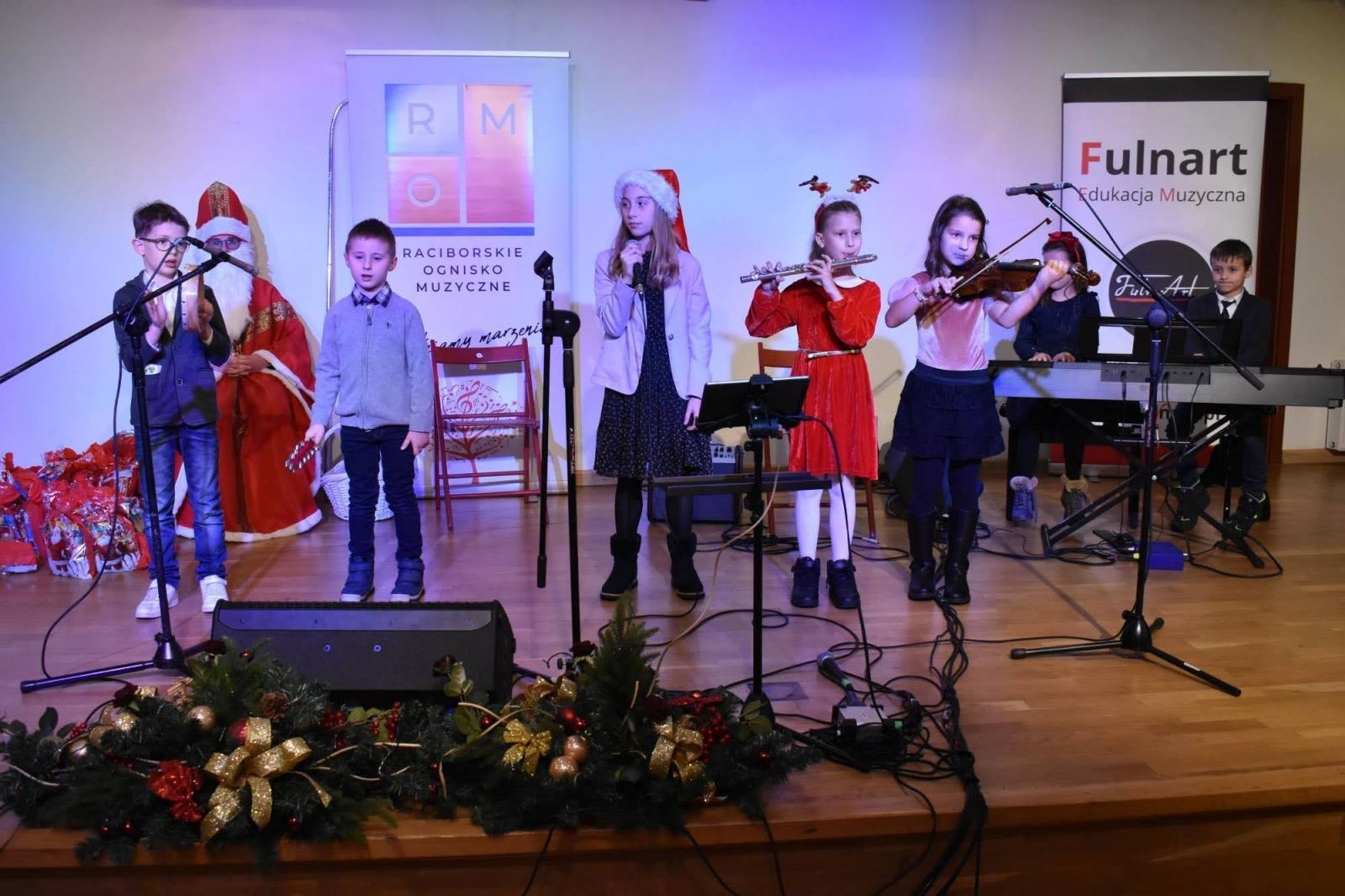 Zdjęcie w galerii na portalu naszraciborz.pl: Świąteczne rytmy zabrzmiały na zamku wiadomości z regionu
