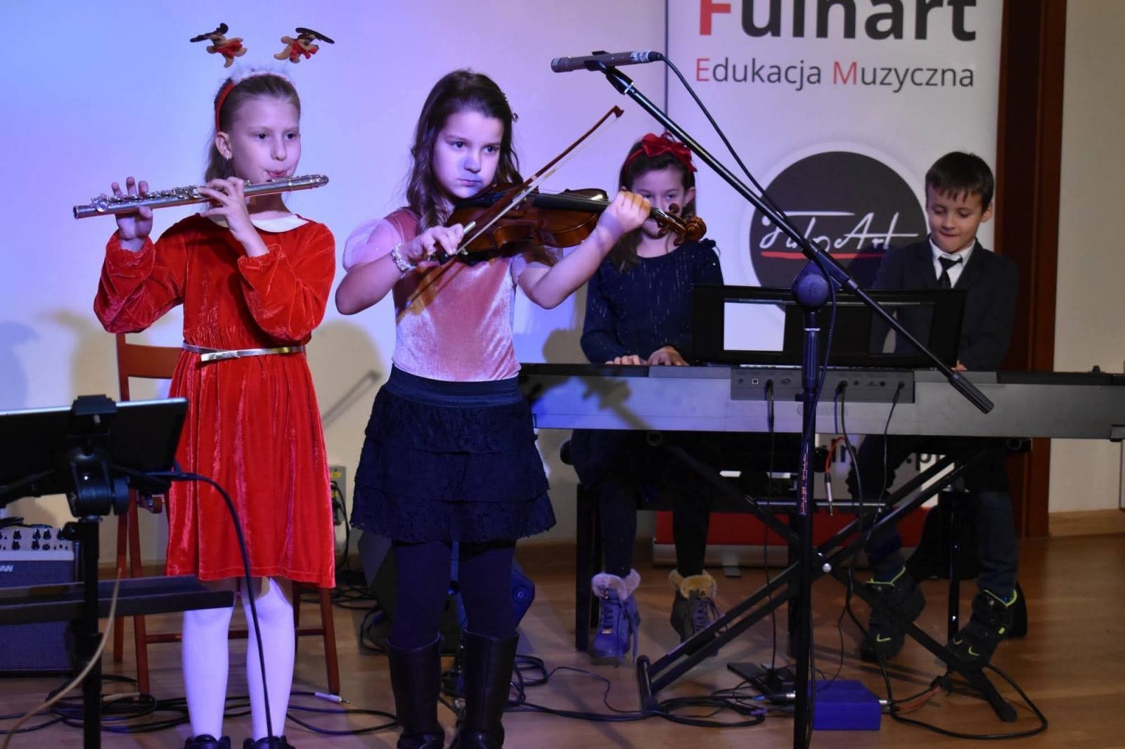 Zdjęcie w galerii na portalu naszraciborz.pl: Świąteczne rytmy zabrzmiały na zamku wiadomości z regionu