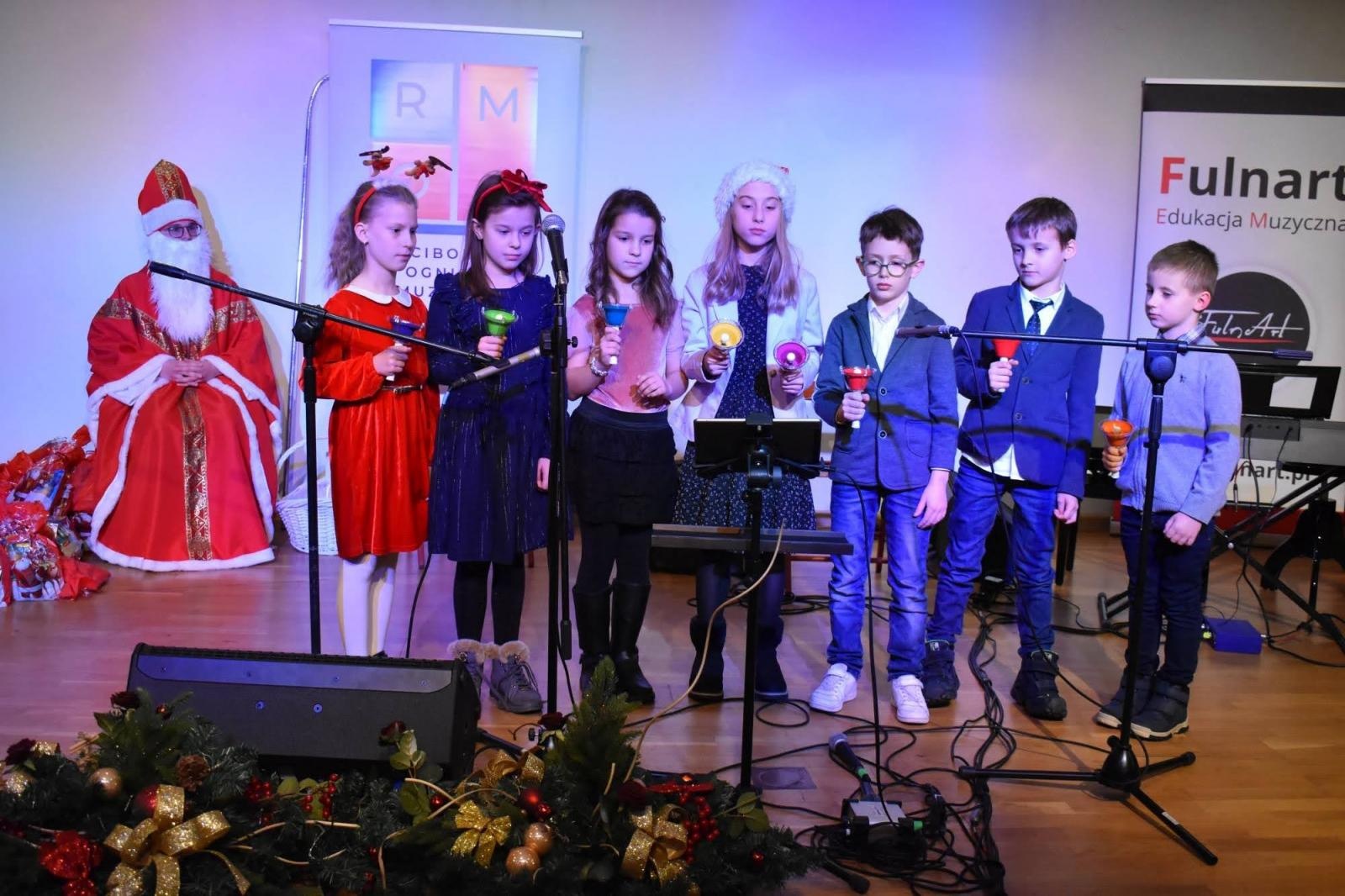 Zdjęcie w galerii na portalu naszraciborz.pl: Świąteczne rytmy zabrzmiały na zamku wiadomości z regionu