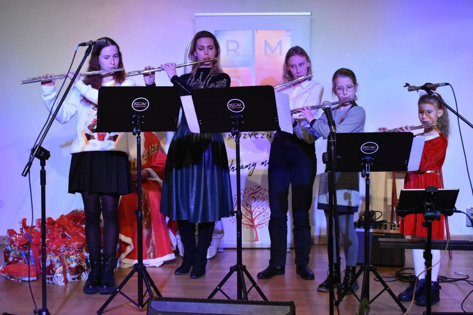 Zdjęcie w galerii na portalu naszraciborz.pl: Świąteczne rytmy zabrzmiały na zamku wiadomości z regionu