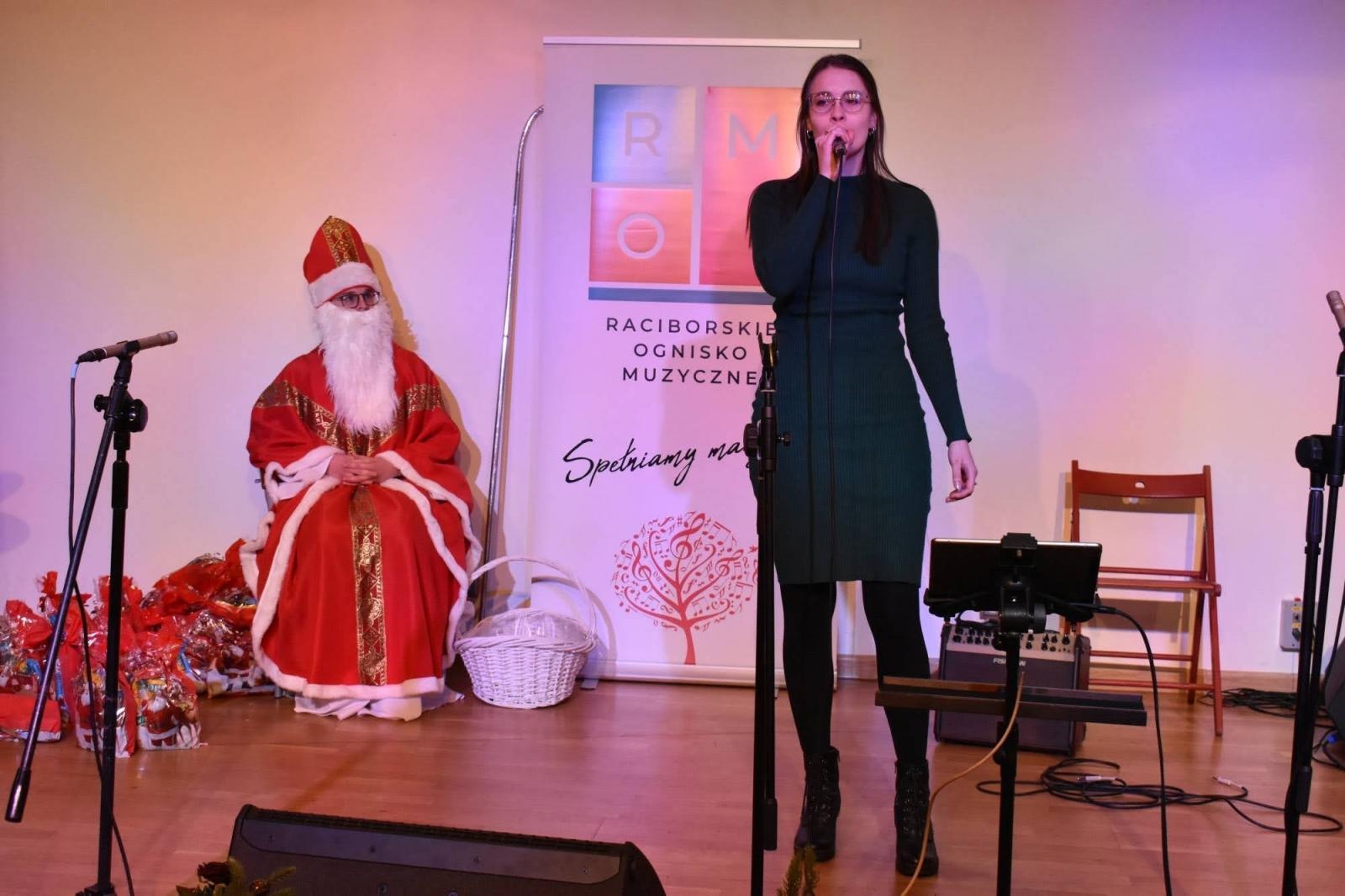 Zdjęcie w galerii na portalu naszraciborz.pl: Świąteczne rytmy zabrzmiały na zamku wiadomości z regionu