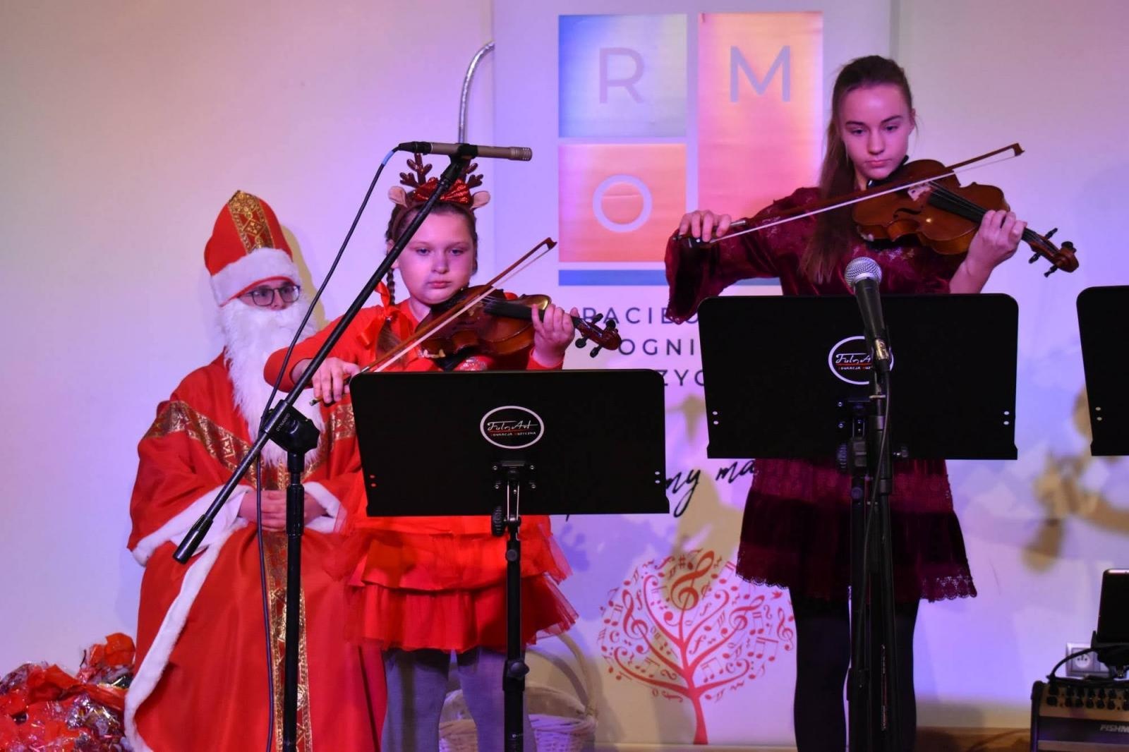 Zdjęcie w galerii na portalu naszraciborz.pl: Świąteczne rytmy zabrzmiały na zamku wiadomości z regionu