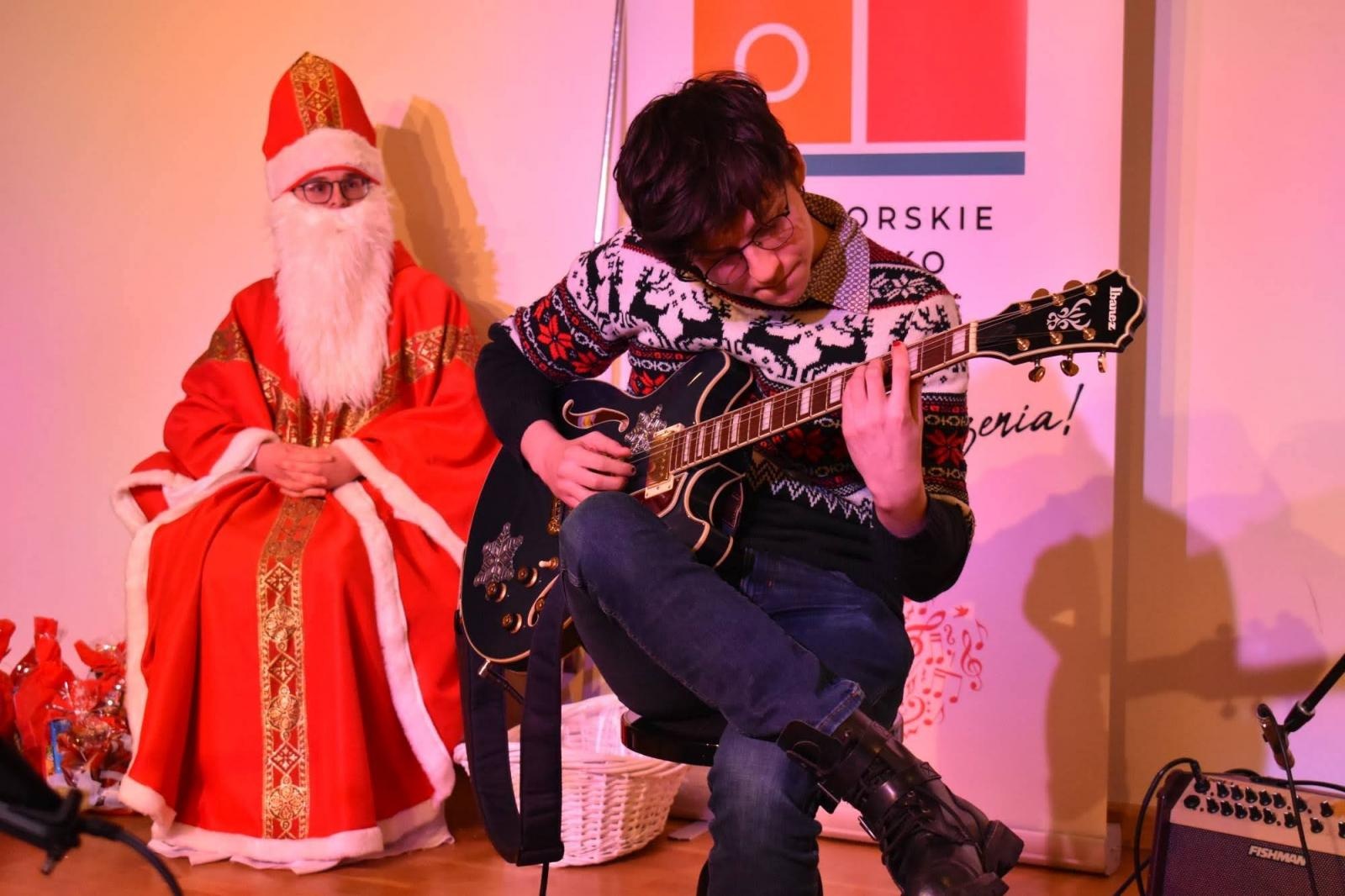 Zdjęcie w galerii na portalu naszraciborz.pl: Świąteczne rytmy zabrzmiały na zamku wiadomości z regionu