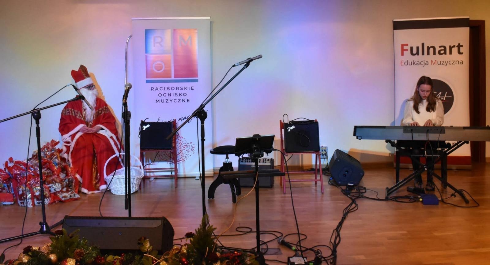 Zdjęcie w galerii na portalu naszraciborz.pl: Świąteczne rytmy zabrzmiały na zamku wiadomości z regionu