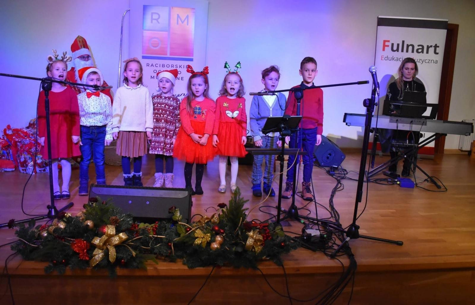 Zdjęcie w galerii na portalu naszraciborz.pl: Świąteczne rytmy zabrzmiały na zamku wiadomości z regionu