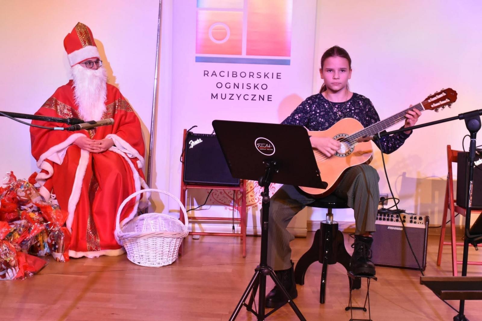 Zdjęcie w galerii na portalu naszraciborz.pl: Świąteczne rytmy zabrzmiały na zamku wiadomości z regionu