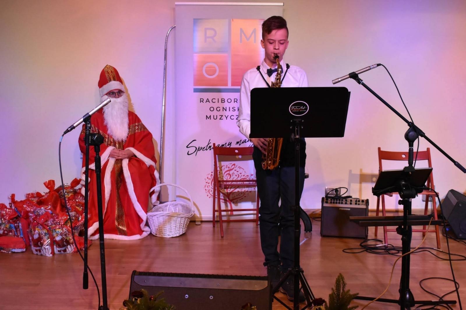 Zdjęcie w galerii na portalu naszraciborz.pl: Świąteczne rytmy zabrzmiały na zamku wiadomości z regionu