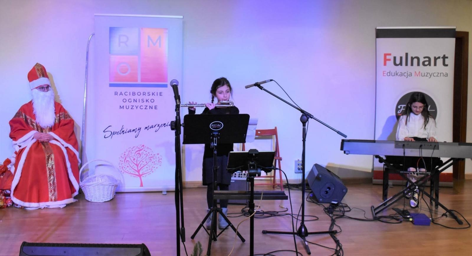 Zdjęcie w galerii na portalu naszraciborz.pl: Świąteczne rytmy zabrzmiały na zamku wiadomości z regionu