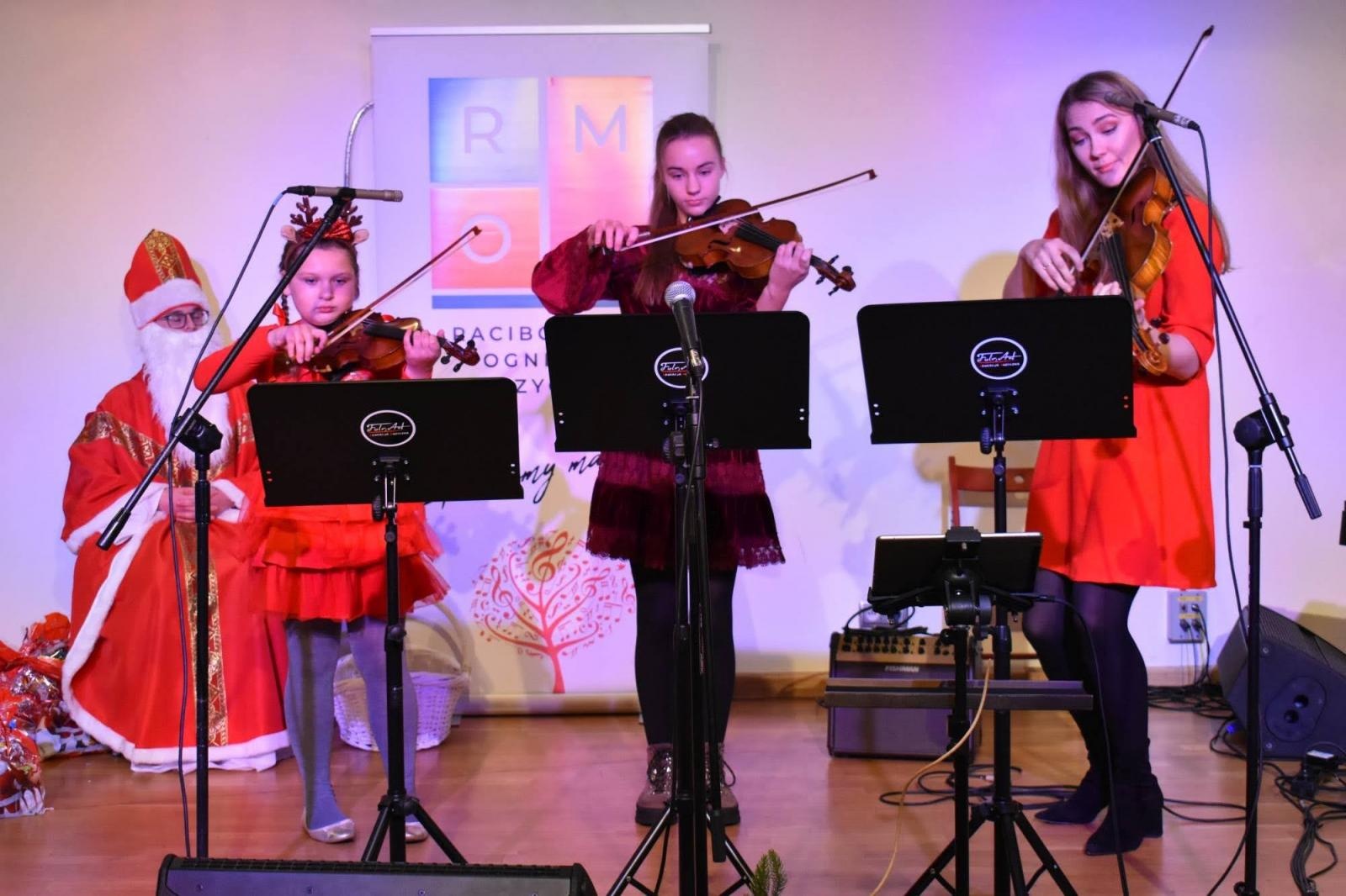 Zdjęcie w galerii na portalu naszraciborz.pl: Świąteczne rytmy zabrzmiały na zamku wiadomości z regionu