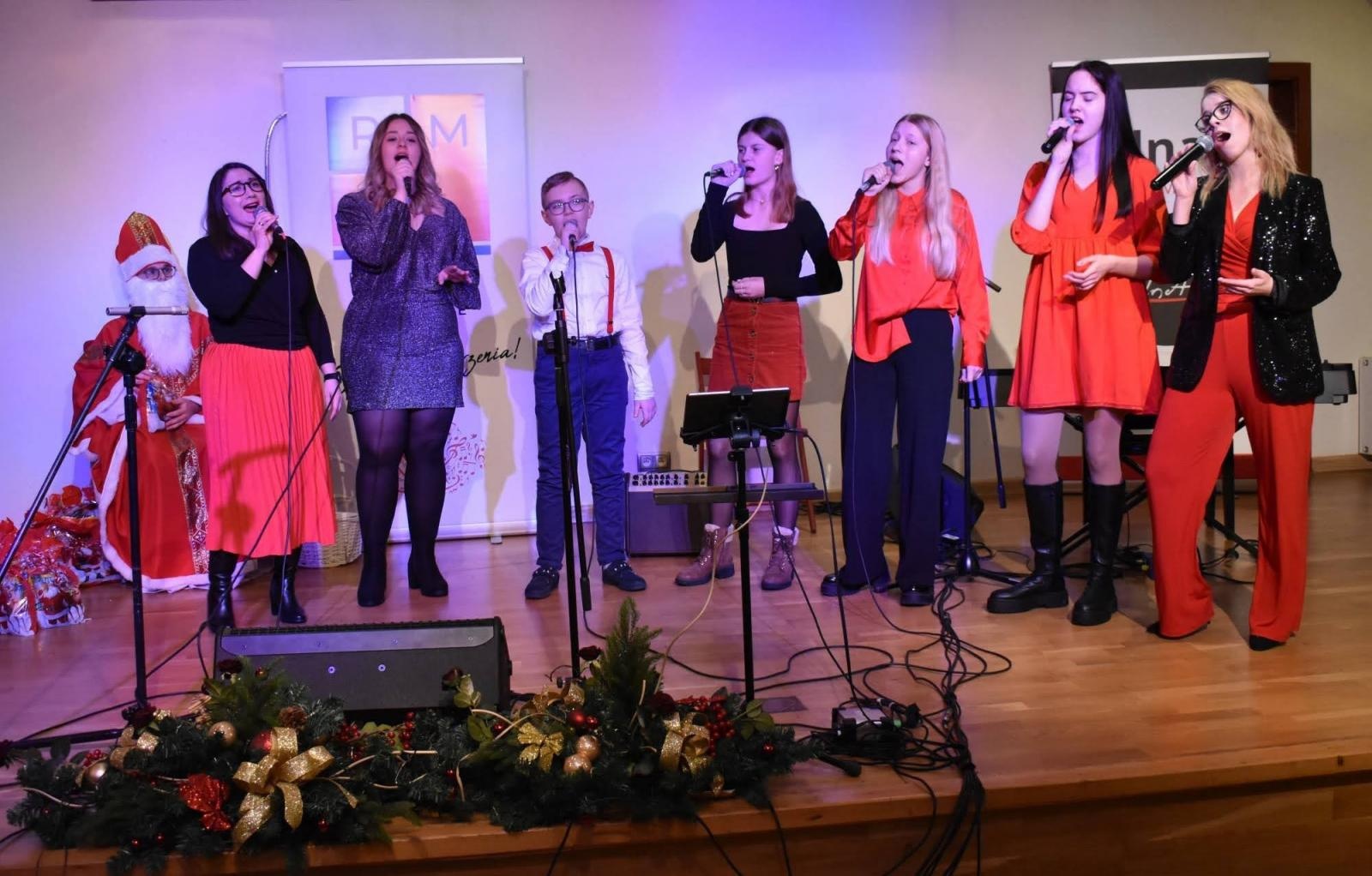 Zdjęcie w galerii na portalu naszraciborz.pl: Świąteczne rytmy zabrzmiały na zamku wiadomości z regionu