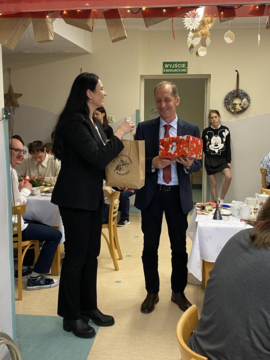 Zdjęcie w galerii na portalu naszraciborz.pl: Spotkanie przy wigilijnym stole w raciborskim WTZ wiadomości z regionu