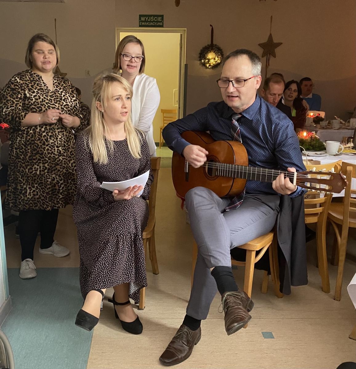 Zdjęcie w galerii na portalu naszraciborz.pl: Spotkanie przy wigilijnym stole w raciborskim WTZ wiadomości z regionu