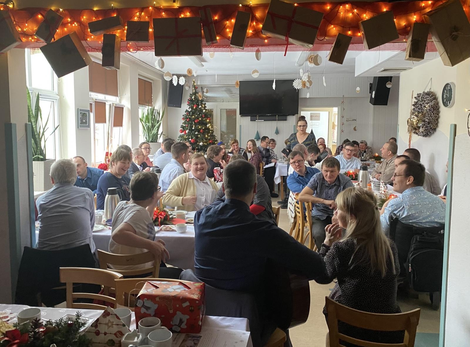 Zdjęcie w galerii na portalu naszraciborz.pl: Spotkanie przy wigilijnym stole w raciborskim WTZ wiadomości z regionu