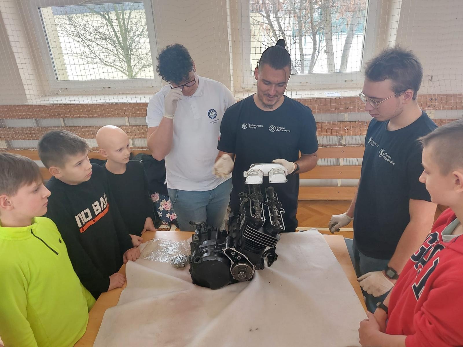 Zdjęcie w galerii na portalu naszraciborz.pl: Bolid wyścigowy w szkole na Płoni wiadomości z regionu