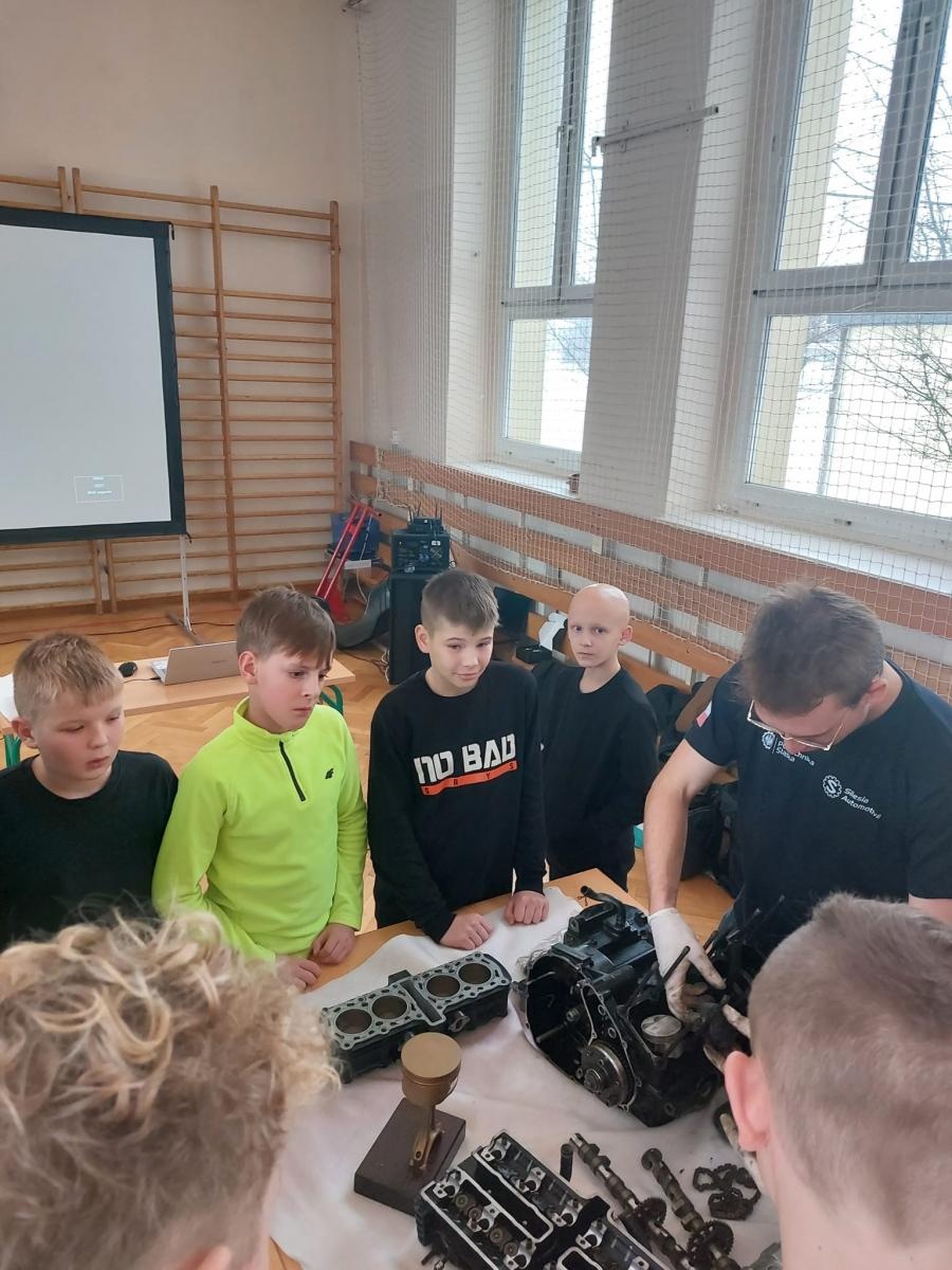 Zdjęcie w galerii na portalu naszraciborz.pl: Bolid wyścigowy w szkole na Płoni wiadomości z regionu