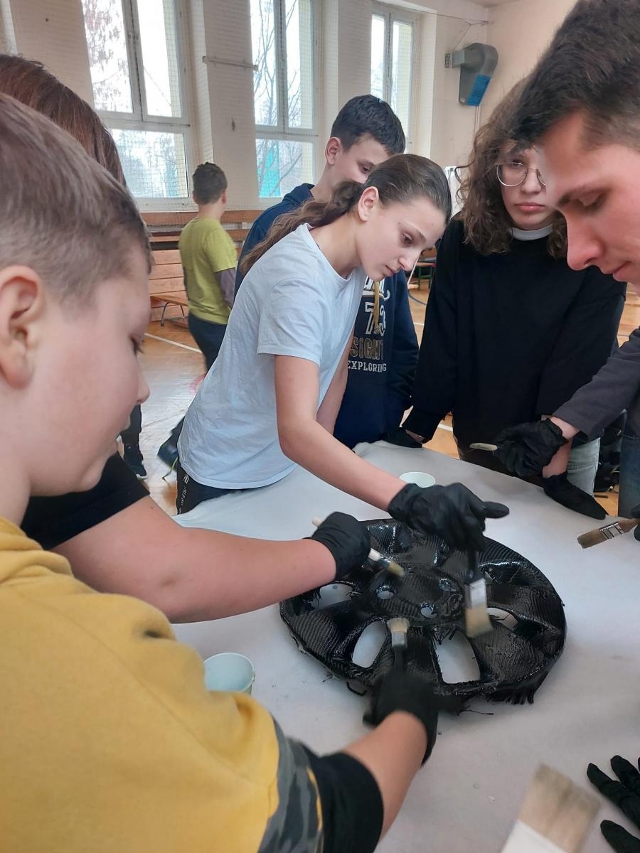 Zdjęcie w galerii na portalu naszraciborz.pl: Bolid wyścigowy w szkole na Płoni wiadomości z regionu