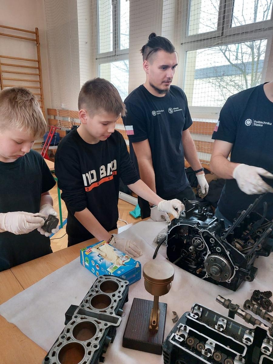 Zdjęcie w galerii na portalu naszraciborz.pl: Bolid wyścigowy w szkole na Płoni wiadomości z regionu