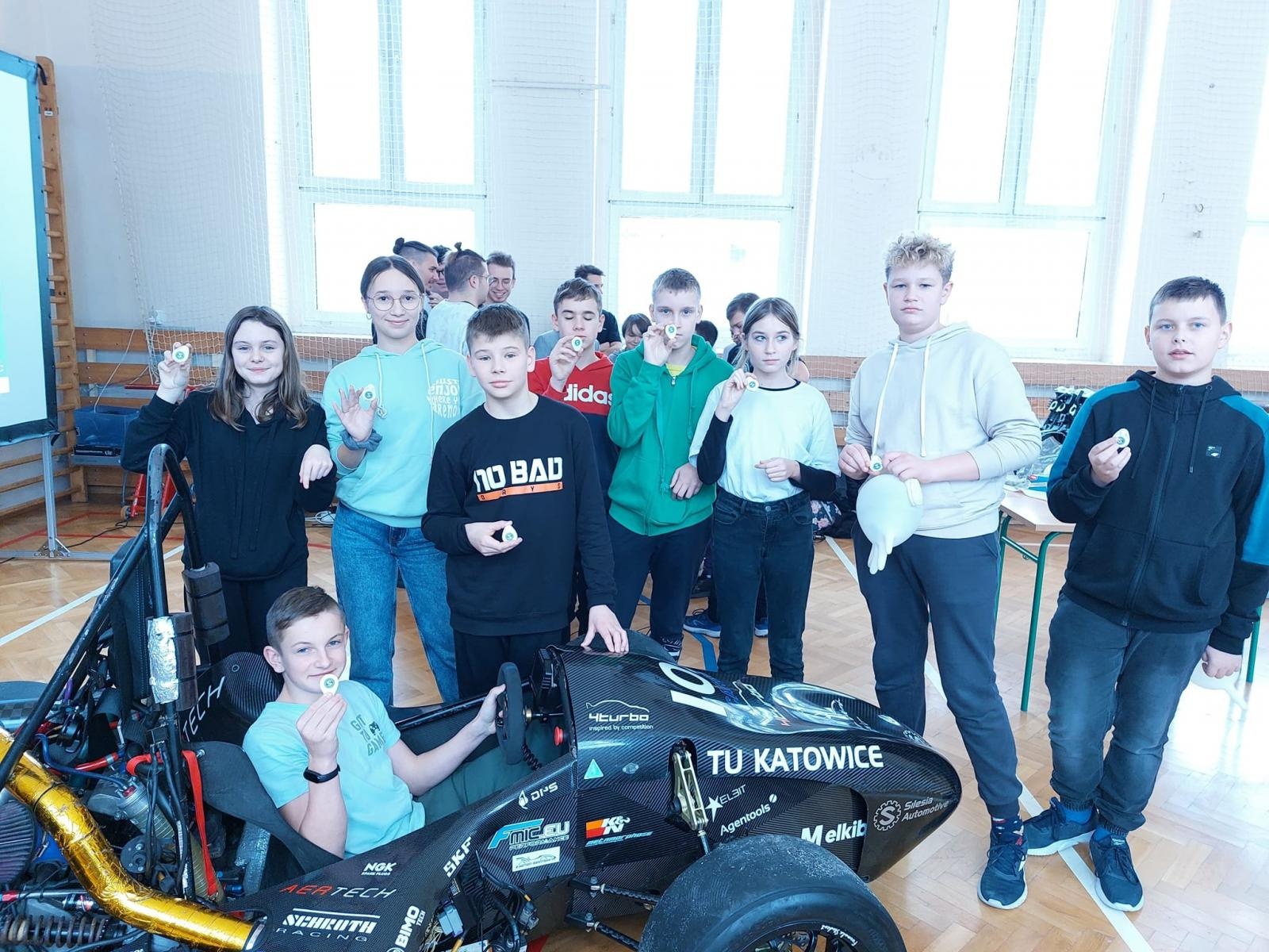 Zdjęcie w galerii na portalu naszraciborz.pl: Bolid wyścigowy w szkole na Płoni wiadomości z regionu