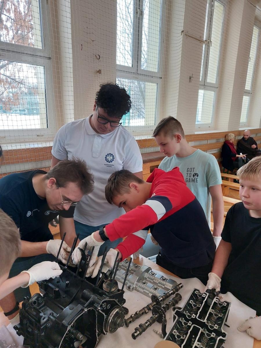 Zdjęcie w galerii na portalu naszraciborz.pl: Bolid wyścigowy w szkole na Płoni wiadomości z regionu