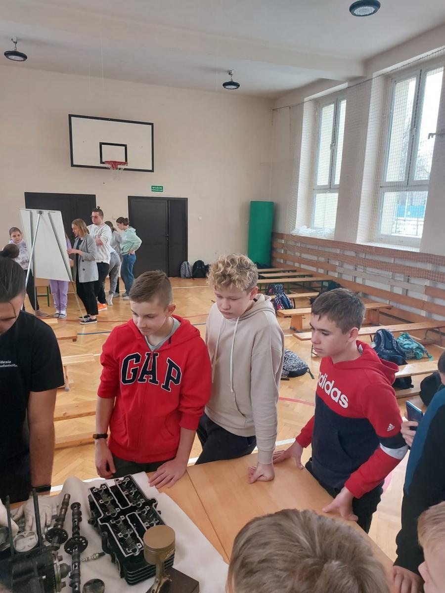 Zdjęcie w galerii na portalu naszraciborz.pl: Bolid wyścigowy w szkole na Płoni wiadomości z regionu