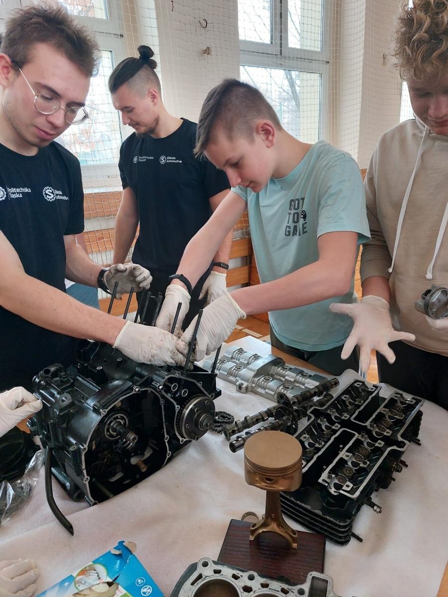 Zdjęcie w galerii na portalu naszraciborz.pl: Bolid wyścigowy w szkole na Płoni wiadomości z regionu