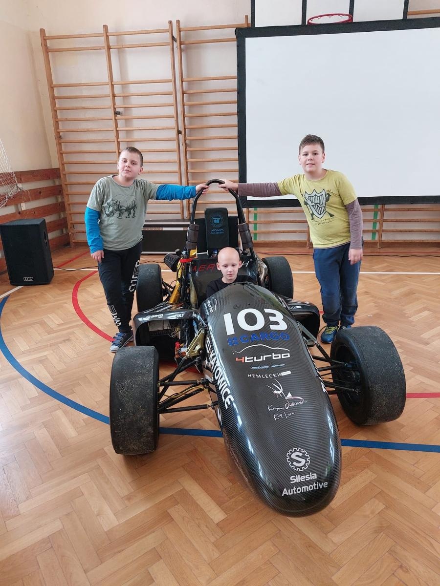 Zdjęcie w galerii na portalu naszraciborz.pl: Bolid wyścigowy w szkole na Płoni wiadomości z regionu